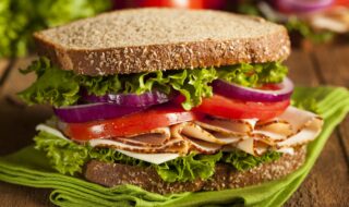 Eiweiß-Brot mit Putenwurst, Tomate und Salat