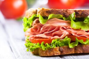 Körnerbrot mit rohem Schinken und Tomate