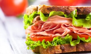 Körnerbrot mit rohem Schinken und Tomaten