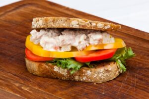 Thunfischbrot mit Frühlingszwiebel, Paprika und Tomate