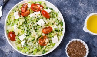 Kohl-Lauch-Salat mit veganem Feta