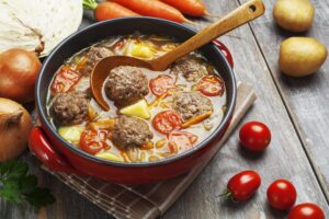 Kohlsuppe mit Tomaten und Fleischbällchen