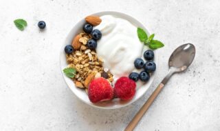 Kokosjoghurt mit Erdbeeren, Blaubeeren und Haferflocken