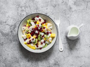 Kokosnussjoghurt mit Mango, Kiwi und Granatapfel