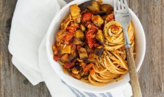 Mais-Spaghetti mit Aubergine und Tomate