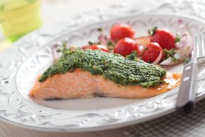 Lachs mit Pesto und Tomaten