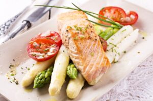 Lachs mit weißen und grünen Spargel und Tomaten