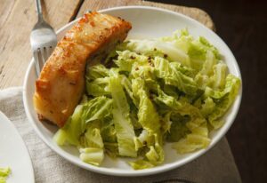 Lachsfilet mit Wirsingsalat