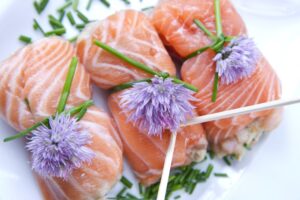 Lachs-Röllchen mit Auberginenfüllung auf Salatbett