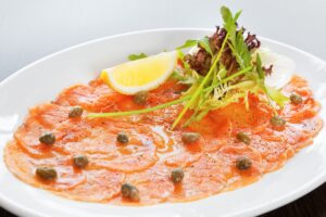 Lachscarpaccio mit Meerrettich-Dip und Gurkenstreifen