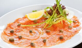 Lachscarpaccio mit Meerrettich-Dip und Gurkenstreifen