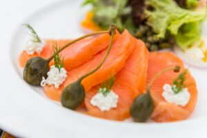 Lachscarpaccio mit Salat und Kapernbeeren