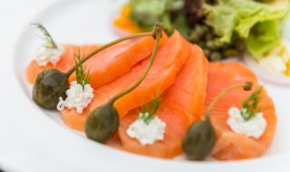 Lachscarpaccio mit Salat und Kapernbeeren