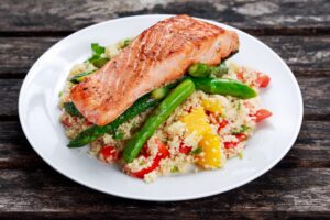 Lachsfilet mit Couscous, Spargel und Paprika