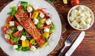 Lachsfilet mit Salat und Feta