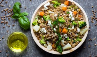 Lauwarmer Buchweizensalat mit Gemüse