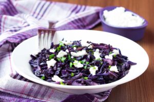 Lauwarmer Rotkohlsalat mit Datteln und veganem Feta