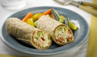 Thunfisch-Wrap mit Gurke, Möhre und Paprika