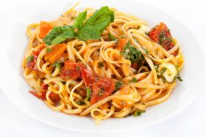 Linguine mit Möhren, Paprika, Tomaten und Feta