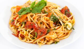 Linguine mit Möhren, Paprika, Tomaten und Feta