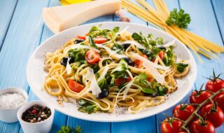 Linguine mit Tomaten, Oliven und Feldsalat