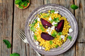 Linsen-Bulgur-Pfanne mit veganem Feta und rote Bete