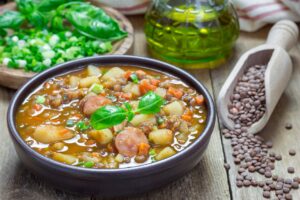 Linsensuppe mit Kartoffeln, Möhren und Mettwurst