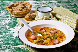 Linsensuppe mit Kartoffeln, Lauch, Möhren und Bockwurst