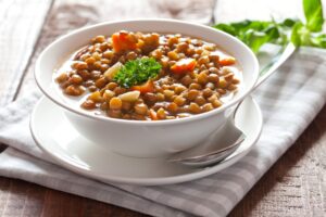 Linsensuppe mit Kartoffeln und Möhren