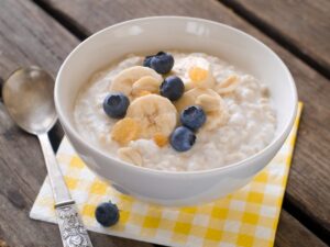 Porridge mit Orange, Banane und Blaubeeren