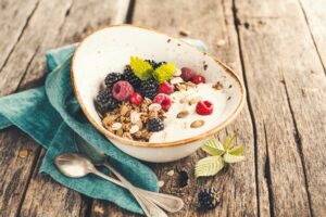 Mandeljoghurt mit Buchweizenflocken, Beeren und Sonnenblumenkernen