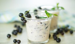 Mandeljoghurt mit Johannisbeeren und Samen