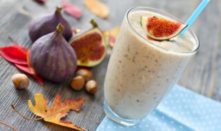 Milchshake mit Banane, Feige und Cashewkernen