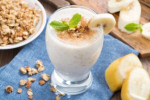 Milchshake mit Banane, Quark und Haferflocken