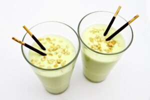 Milchshake mit Banane, Quark und Pistazien