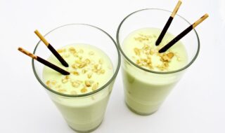 Mandelmilchshake mit Banane, Quark und Pistazien