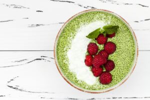 Matcha-Chiasamenpudding mit Himbeeren und Kokosraspeln