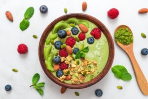 Matcha-Smoothie-Bowl mit Avocado, Kiwi und Banane