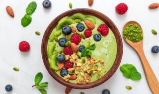 Matcha-Smoothie-Bowl mit Avocado und Kiwi