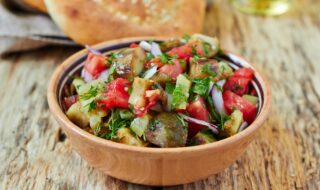 Mediterraner Brot-Salat