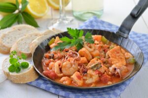 Meeresfrüchte in Tomatensauce mit Gemüse