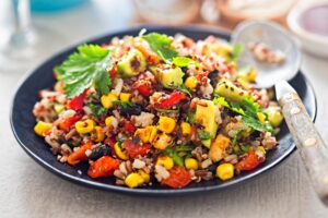 Mexikanischer Reissalat mit Quinoa, Mais und Kidneybohnen