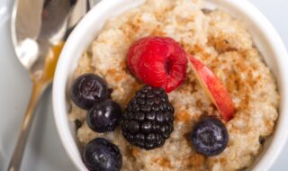 Apfel-Milchreis mit Beeren und Zimt