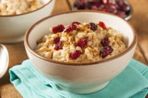 Milchreis mit Apfel, getrockneten Cranberries und Zimt