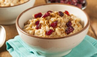 Milchreis mit Apfel, getrockneten Cranberries und Zimt