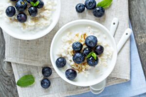 Milchreis mit Banane und Blaubeeren