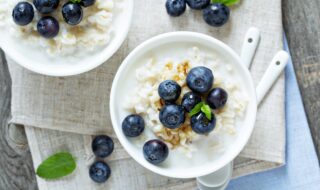 Milchreis mit Banane und Blaubeeren