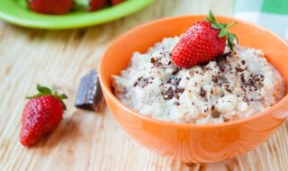 Milchreis mit Erdbeeren, Mandeln und Schokoraspeln