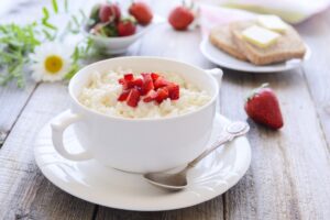 Milchreis mit Erdbeeren und Banane