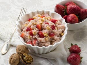 Milchreis mit Erdbeeren und Walnüssen